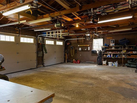 5th image of 56 Beardslee Ln