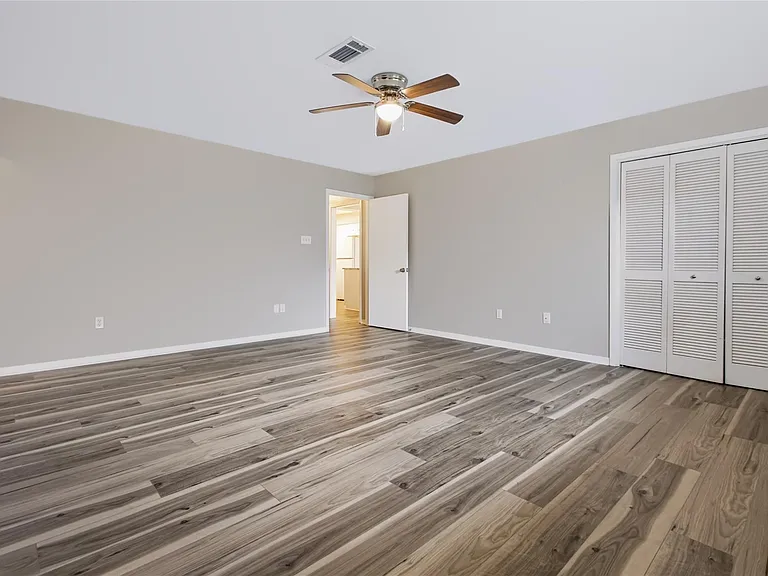 2405 Powell St — Photo 9
