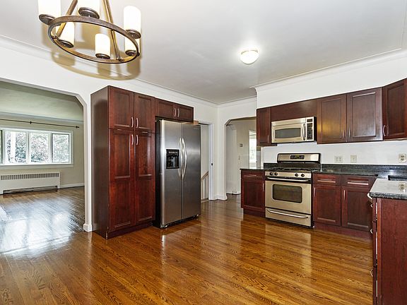 2nd image of 2 Park Cir