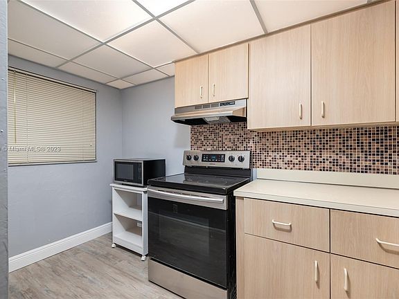 5th image of 9230 Lagoon Pl APT 102