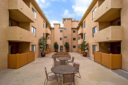 Los Robles Apartments Photo 1