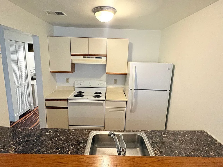 112 E. Preston St — Photo 16
