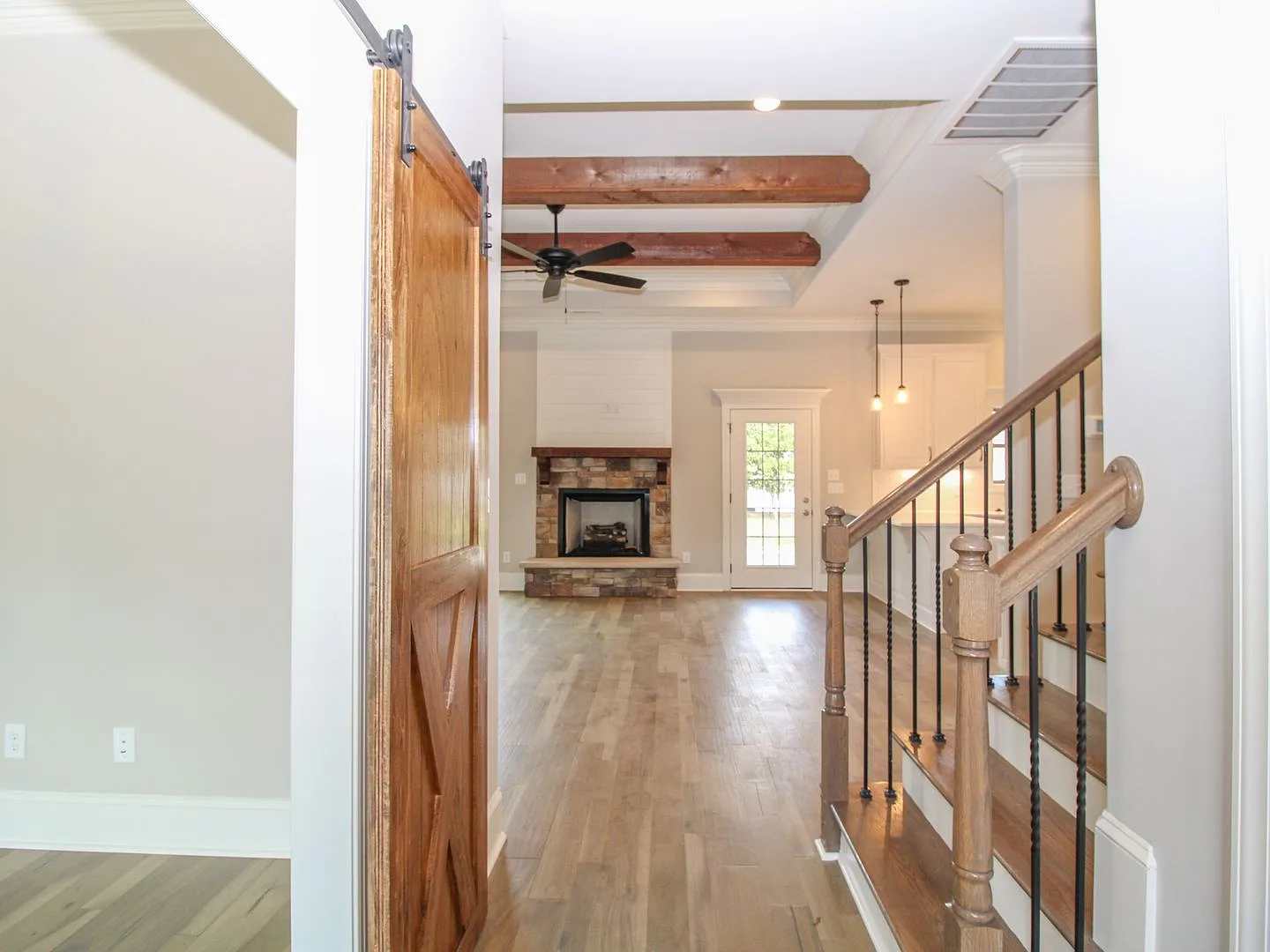 Fabulous Home in Canebrake — Photo 3