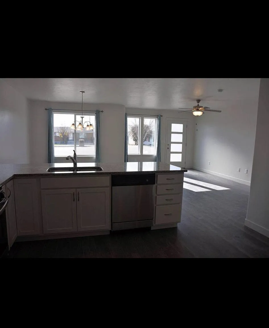 3 bed, 3.5 bath, 2624 sqft, $2,400 — Photo 2