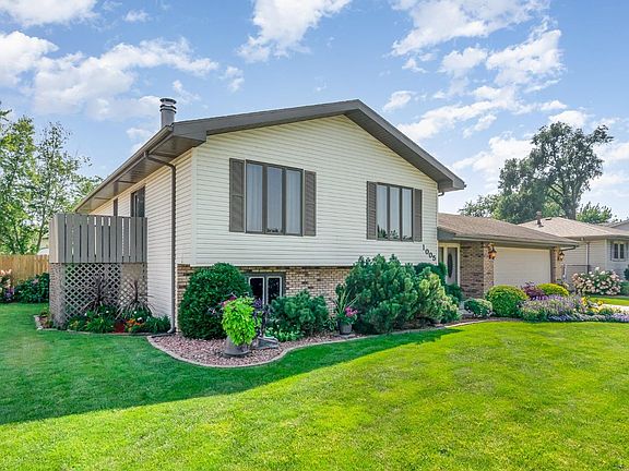 2nd image of 1005 Stratford Ln