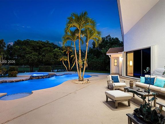 4th image of 355 Coconut Cir