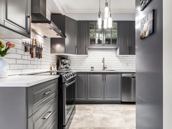 815 1st St #204, New Westminster, BC V3L 2H7