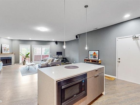 3rd image of 1132 N Milwaukee Ave #2W