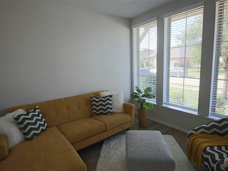 24727 Tanoureen Dr — Photo 5