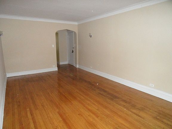 2nd image of 6703 N Greenview Ave #1B
