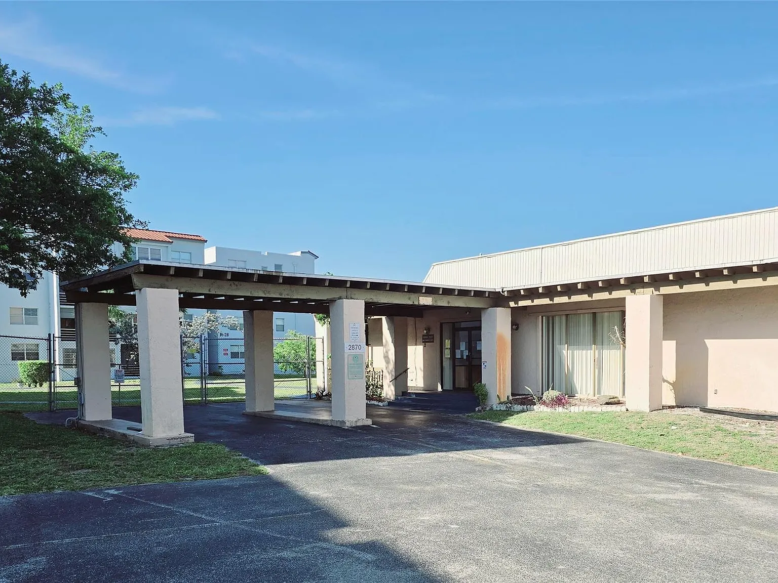 2860 Somerset Dr — Photo 3