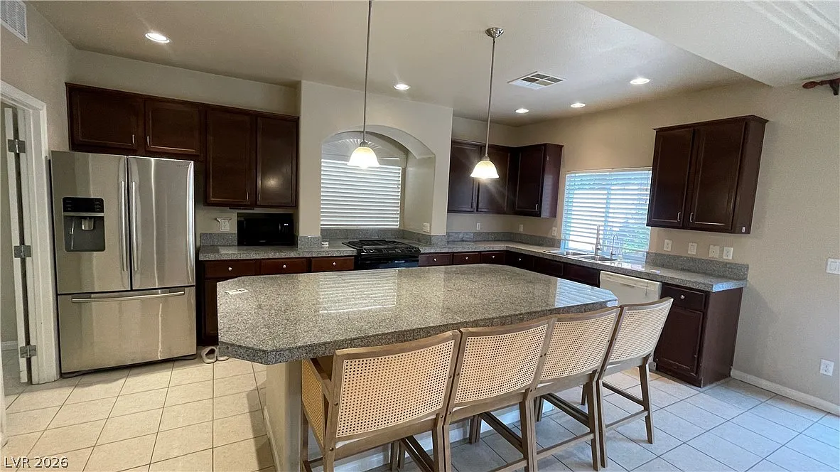4 bed, 2.5 bath, 2460 sqft, $2,395 — Photo 3