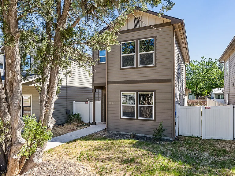 315 E Denver St — Photo 1