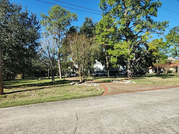 3rd image of 704 Falling Leaf Dr