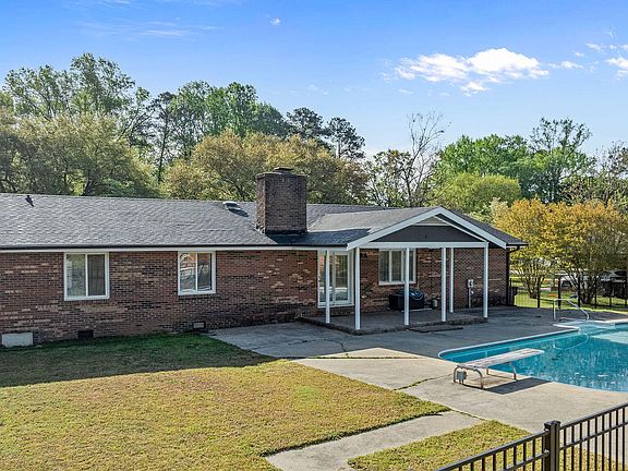 4th image of 705 Clarence Court