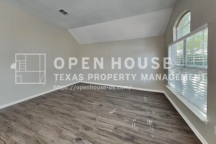 4 bed, 2.0 bath, 2374 sqft, $2,570 — Photo 3