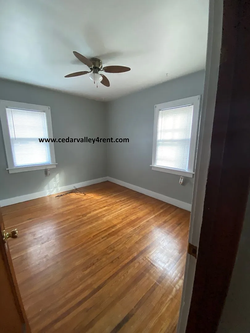 3 Bedroom 1 Bath 517 Center St Waterloo IA — Photo 4