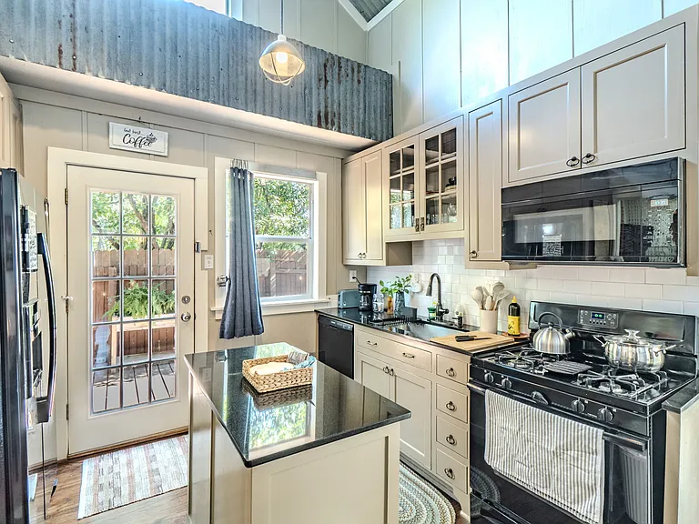 904 Florence St — Photo 17