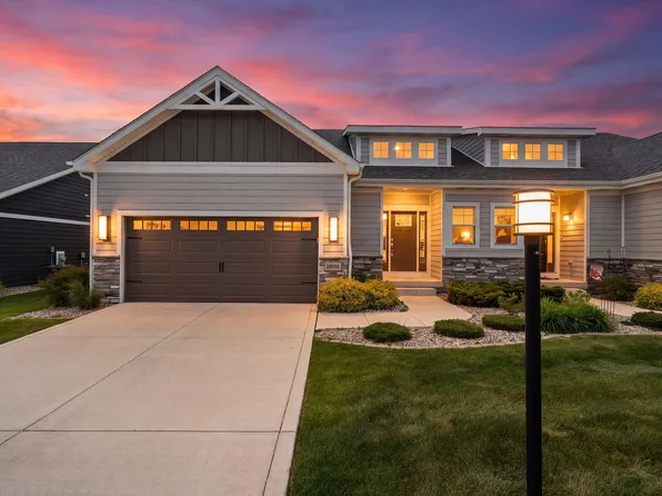 10810 Scarlett Oak Dr, Saint John, IN 46373