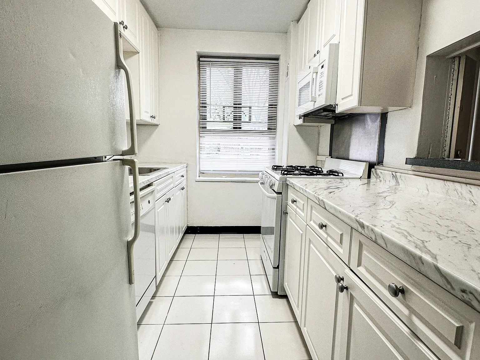 2 bed, 1000 sqft, $2,725 — Photo 3