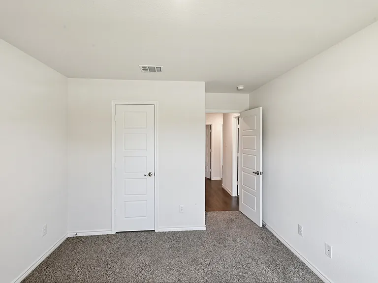415 Boston Rd — Photo 24