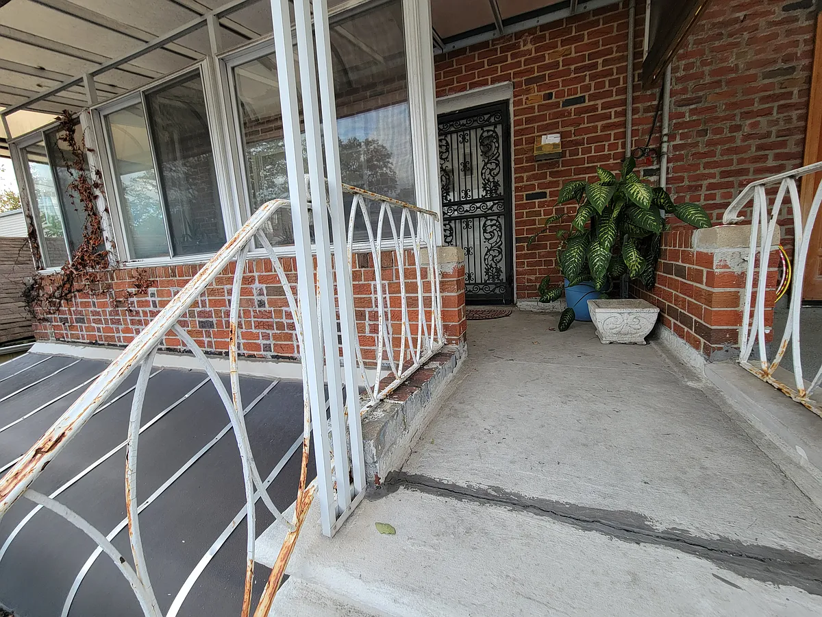 Building Photo - 2678 E 11th St #2
