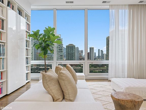 5th image of 500 W Superior St Unit 1303