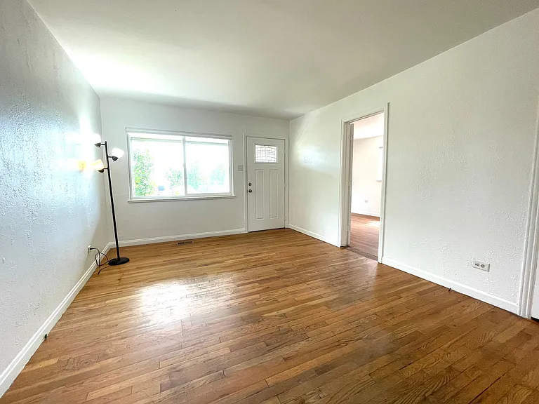 4895 Beach Ct — Photo 8