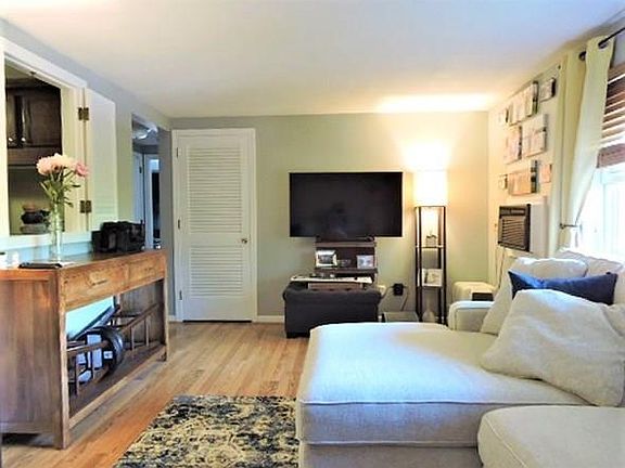 2nd image of 267 Neck St Unit B9