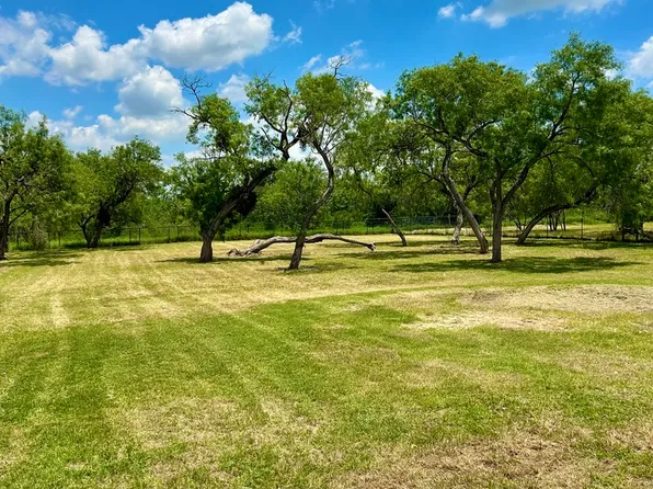 115 E 4TH ST, Natalia, TX 78059