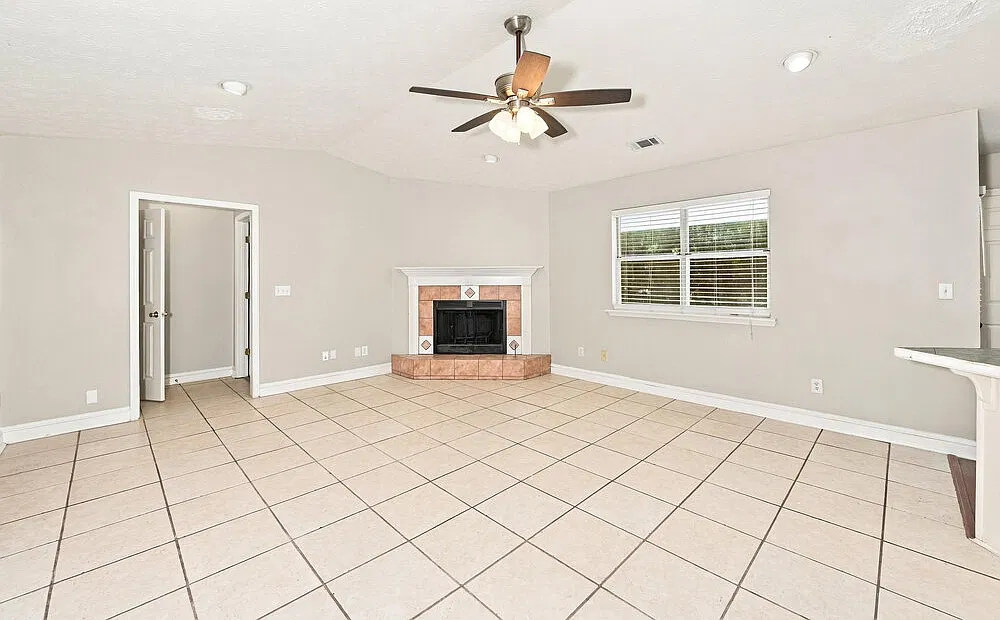 3 bed, 2.0 bath, 1523 sqft, $1,655 — Photo 3