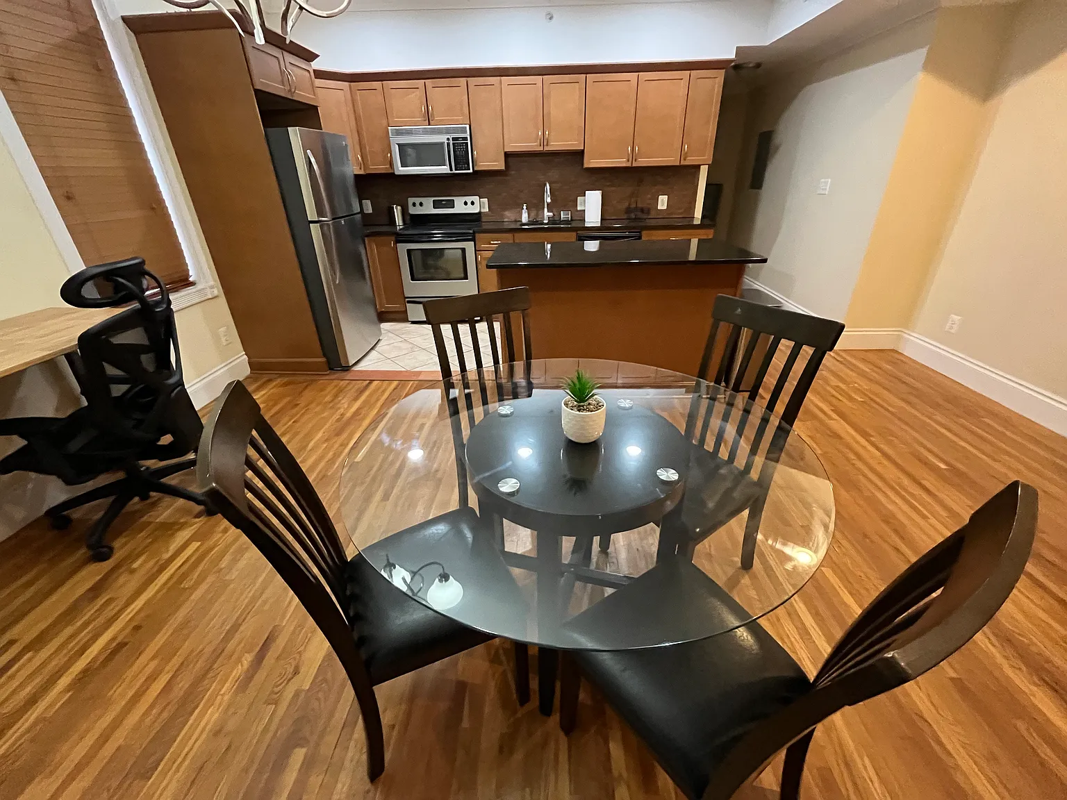 3 bed, 1300 sqft, $810 — Photo 2