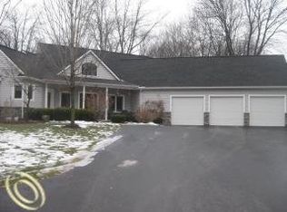 1392 Avon Cir W, Rochester Hills, MI 48309