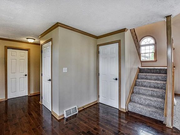 3rd image of 600 Redwood Ct