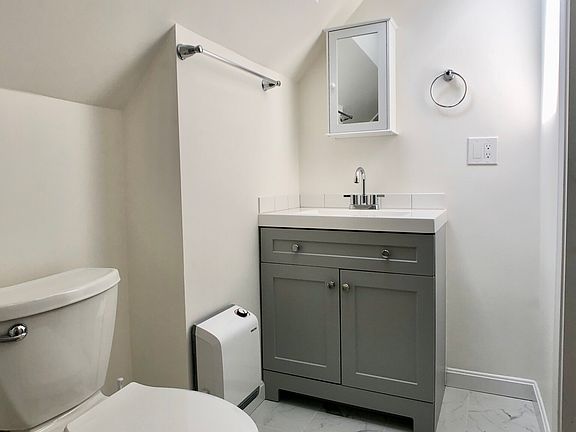 5th image of 34 Evergreen St Floor 3
