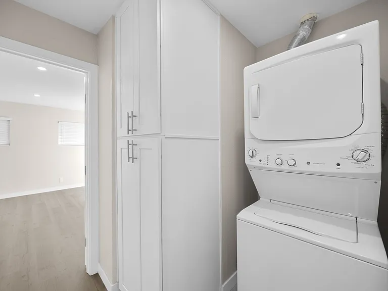 Sunset Cliffs Apartments — Photo 17