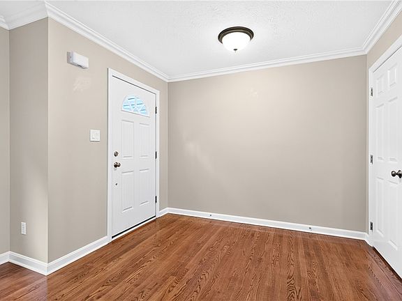 2nd image of 1066 Woodlawn Dr