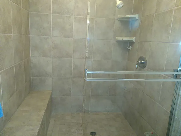 SPACIOUS SHOWER WITH BENCH