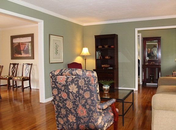 5th image of 100 N Rosewood Dr