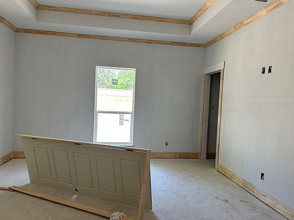 5th image of 522 Burk St