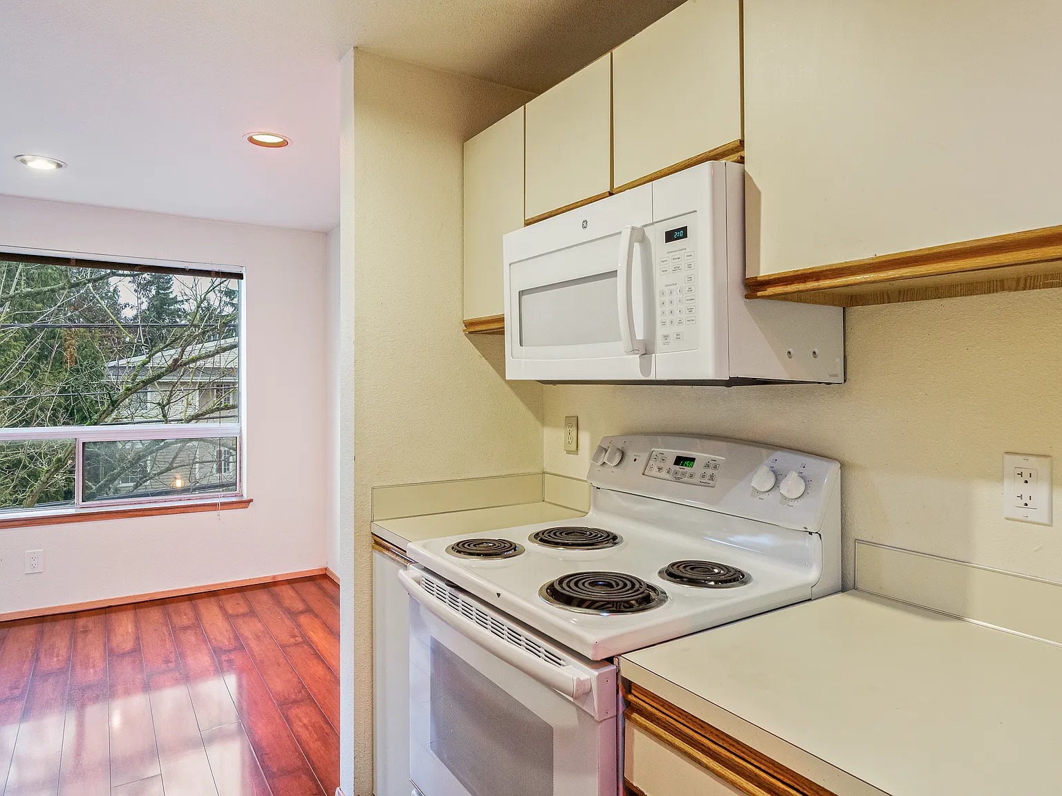 Stone Court Apartments — Photo 1