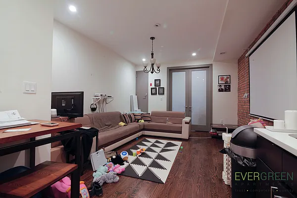 Rented by Evergreen Apartments BK | media 10