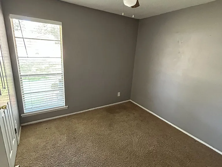 728 Amity Ln — Photo 6