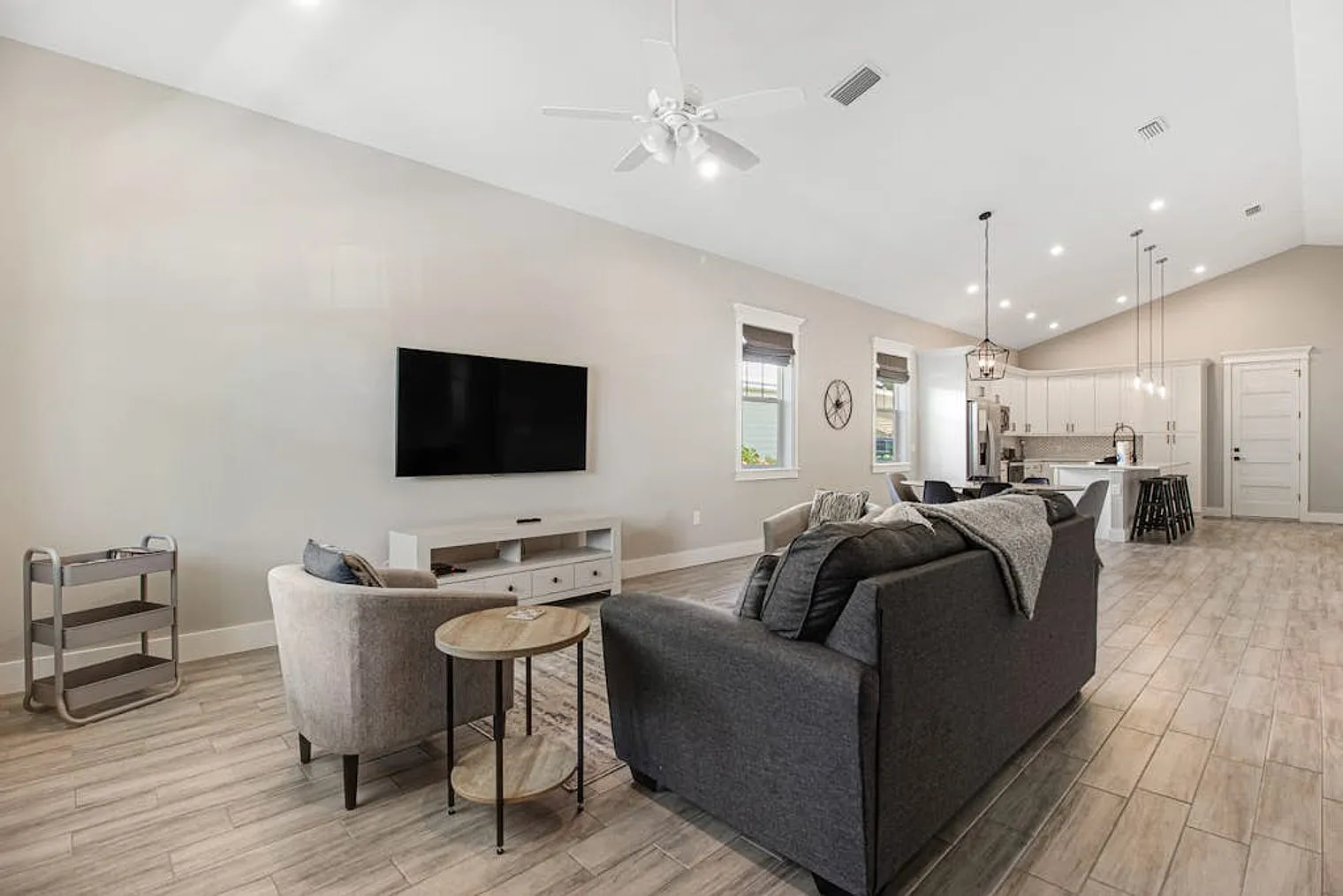 3 bed, 2.0 bath, 1302 sqft, $4,401 — Photo 3