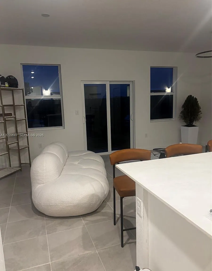 3 bed, 3.0 bath, $2,690 — Photo 4