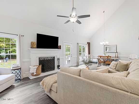 5th image of 210 Creekside Drive