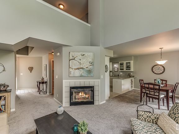 3rd image of 240 Kathryn Ln