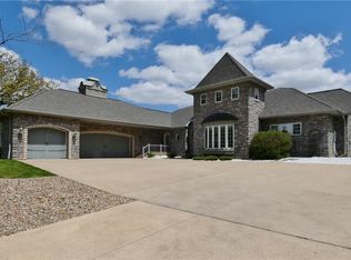 1 Deer Run Dr, Pella, IA 50219