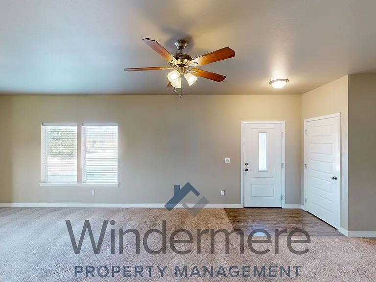 808 NE Bunky Ln — Photo 5