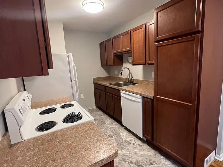 550 Rosewood St — Photo 16